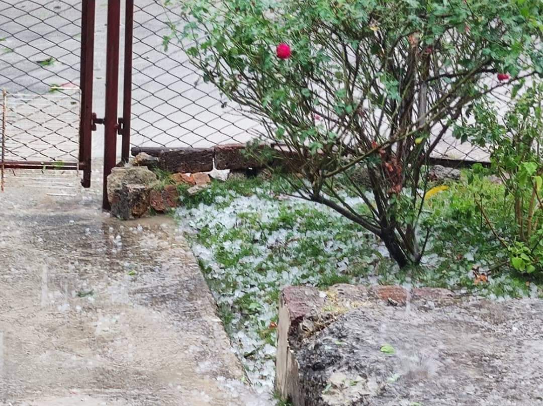 ⛈️🌨️ Entre las 4:00 y 6:00 pm se han reportado  caída de granizo en Bahia Honda, Guanajay,  Quiebra Hacha (Mariel), Bauta y en varios municipios de La Habana

ℹ️ INSMET 🇨🇺
📸 Usuarios de Redes sociales