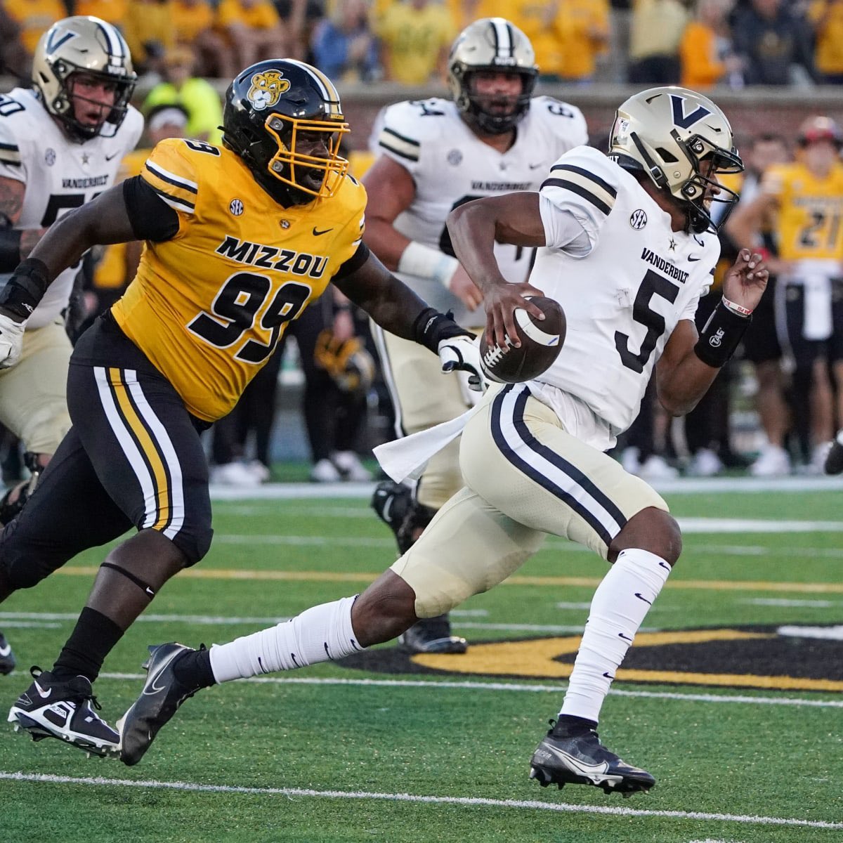 NEWS: Missouri standout DT Realus George Jr. has strong interest from the #Patriots, #Jaguars, #Ravens, and #Giants, source says. George is 6-foot-1, 292 pounds and a 4.93 40-yard dash 🤯🤯🤯 Plays all special teams positions and played fullback at Miami.