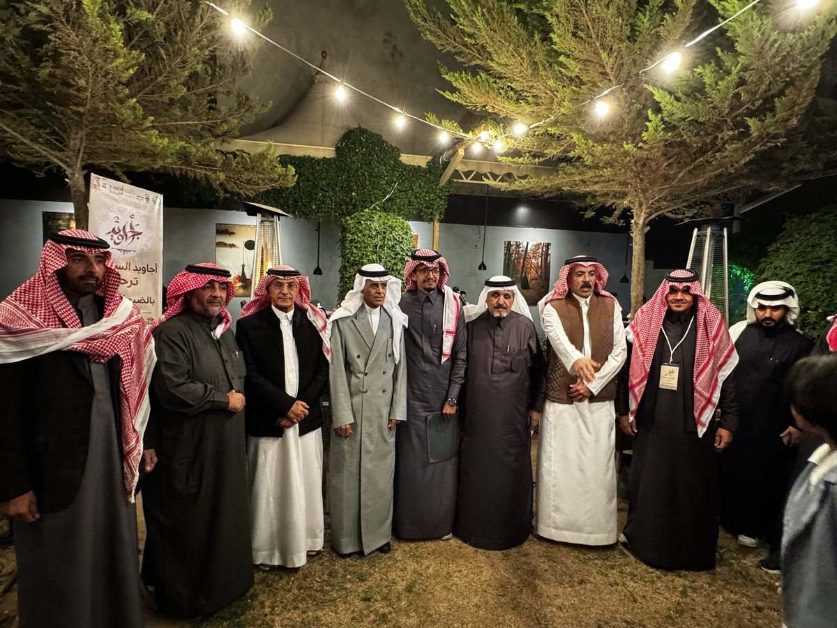 banimalekasir's tweet photo. تكريم شيخ شمل قبائل #بني_مالك_عسير الشيخ أحمد بن علي بن معدي ،بعد نهاية لقاء #أجاويد السياحة بعنوان القصور التاريخية وأهميتها في إثراء تجربة السائح .
 وذلك بحضور الأستاذ مشيط آل مشيط والأستاذ بندر ال مفرح وعدداً من الإعلاميين بمنطقة عسير في اللقاء الذي أقيم بمقهى مارس بالمحالة . https://t.co/6zXVTQn27Q