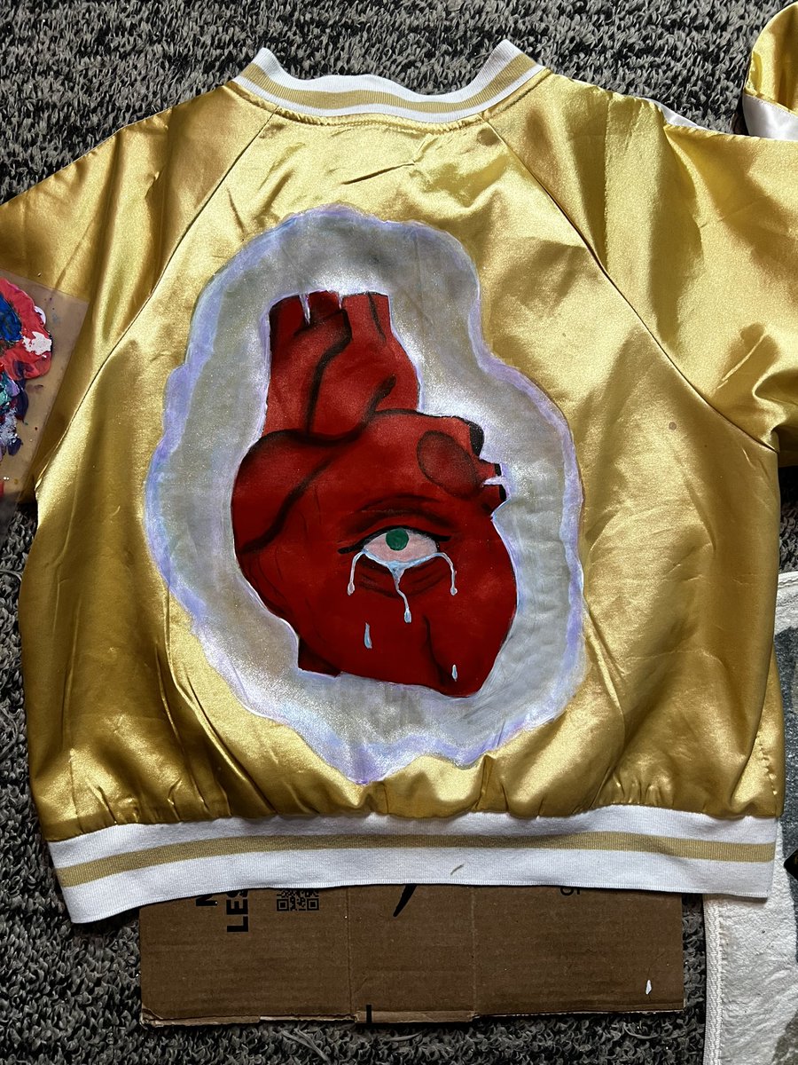 Plasmaticooze's tweet photo. Working on a jacket.
#painting #humanheart #clothing #custom #customart #customjacket #ArtistOnX #artist #gold #heart #greeneye https://t.co/RdvfVlbQgG