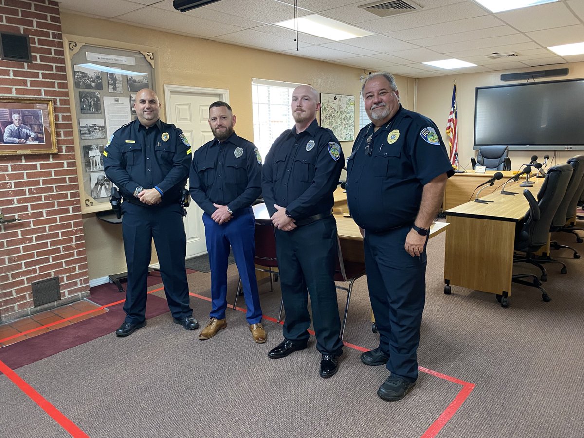 HoweyPD's tweet photo. Please welcome our new Officers Trujillo and Parker who were sworn in today as members of the Howey in the Hills Police Department. They will begin training soon, so please say hi if you see them around! Welcome Officer Trujillo and Officer Parker to our beautiful Town! https://t.co/g8hay4T1ZL