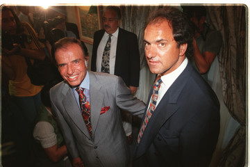 eduardofvaldes's tweet photo. DANIEL SCIOLI DE MENEM + DANIEL SCIOLI DE KIRCHNER CONTRA DANIEL SCIOLI DE MILEI

Hoy han despedido al agregado de turismo en el Consulado Argentino de Miami, Eduardo Piva, DESIGNADO DURANTE EL GOBIERNO DE CARLOS MENEM, cuando Daniel Scioli era una de sus figuras rutilantes. 

Corrió la misma suerte la agregada de turismo en Francia, Lucianna Sola Suquet, designada durante el gobierno de Néstor Kirchner, en donde Scioli era Vicepresidente de la Nación.

En todos estos años, @danielscioli siempre tuvo a turismo bajo su orbita de influencia. 

Hoy, el Scioli libertario, echó a los mismos funcionarios que trabajaron codo a codo junto a él durante muchos años.

¿EN QUE TE HAS CONVERTIDO DANIEL?
