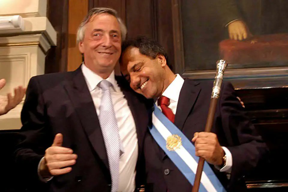 eduardofvaldes's tweet photo. DANIEL SCIOLI DE MENEM + DANIEL SCIOLI DE KIRCHNER CONTRA DANIEL SCIOLI DE MILEI

Hoy han despedido al agregado de turismo en el Consulado Argentino de Miami, Eduardo Piva, DESIGNADO DURANTE EL GOBIERNO DE CARLOS MENEM, cuando Daniel Scioli era una de sus figuras rutilantes. 

Corrió la misma suerte la agregada de turismo en Francia, Lucianna Sola Suquet, designada durante el gobierno de Néstor Kirchner, en donde Scioli era Vicepresidente de la Nación.

En todos estos años, @danielscioli siempre tuvo a turismo bajo su orbita de influencia. 

Hoy, el Scioli libertario, echó a los mismos funcionarios que trabajaron codo a codo junto a él durante muchos años.

¿EN QUE TE HAS CONVERTIDO DANIEL?