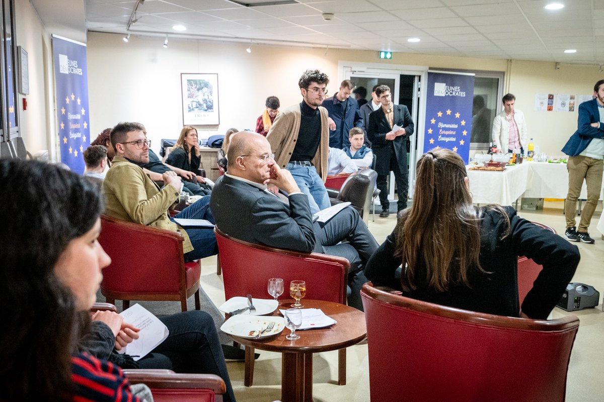 Lancement du #CongresMoDem pour les @J_Democrates ce soir Au programme : notre Europe, des discussions de fond et beaucoup de convivialité Blois…on arrive ! 🔥