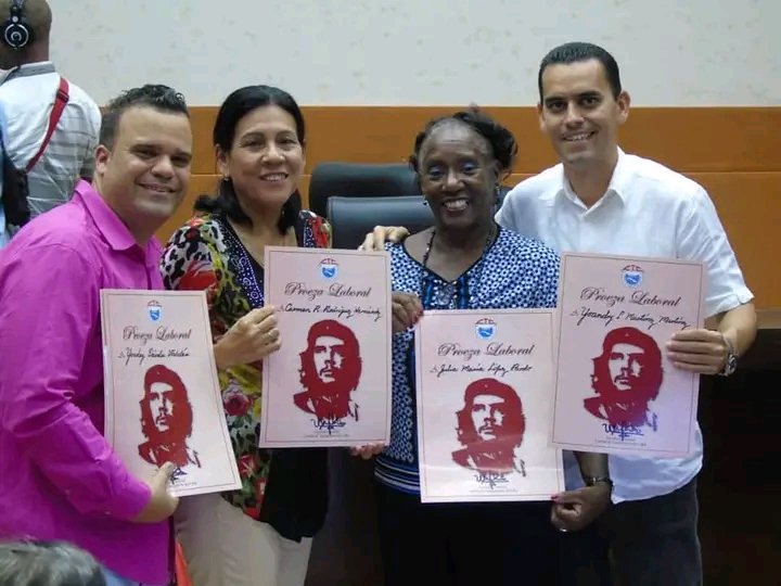 Aprobado por la Central de trabajadores de #Cuba, se entregó  Reconocimiento Proeza Laboral,a los autores de los materiales del lll perfeccionamiento del SNE, e #InvestigadoresICCP,
por la encomiable obra realizada a favor de la Educación Cubana🇨🇺 Felicidades!
@EmbacubaCol