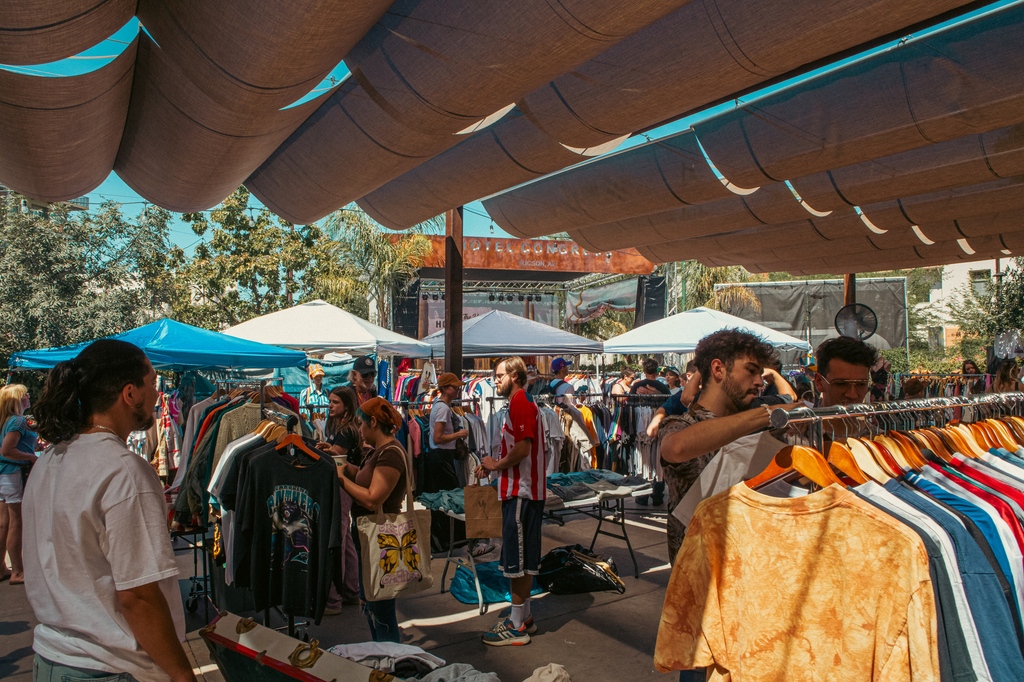 Desert Haze this weekend!!

Get some breakfast at The Cup, and then stop by and support your local vintage sellers. They'll be on the plaza from 11-4pm.

See you there☀️