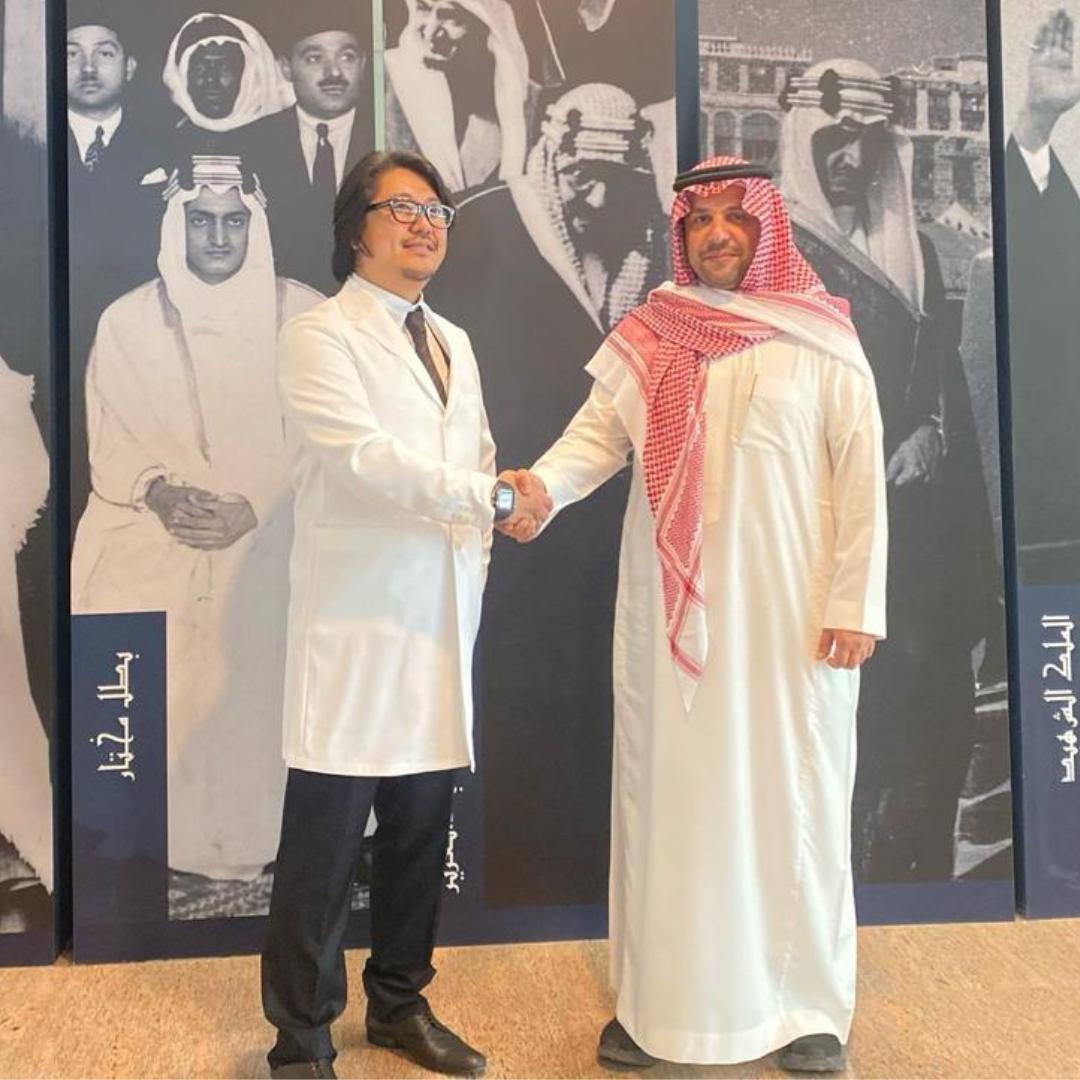 Alfaisal University employs the latest and best educational and surgical technologies. This includes utilizing anatomical technologies in virtual surgical rooms for students under the supervision of Dr. Naif AlOtaibi and Dr. Daisuke Tomita from the University of Tokyo in Japan.