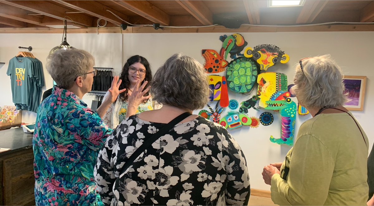 AJPublished's tweet photo. 5:15pm After guests finish signing in they look around at the art pieces and meet the artists. https://t.co/xSRHy9g8He