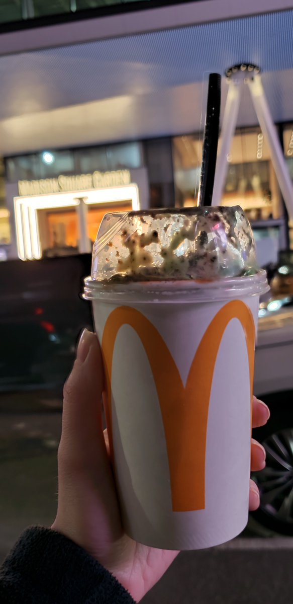 anotherbadpoem's tweet photo. Post concert McDonald's. Traded my usual Big Mac for a Shamrock McFlurry with Oreos and M&amp;Ms 💚 https://t.co/tRZBvzmlw5