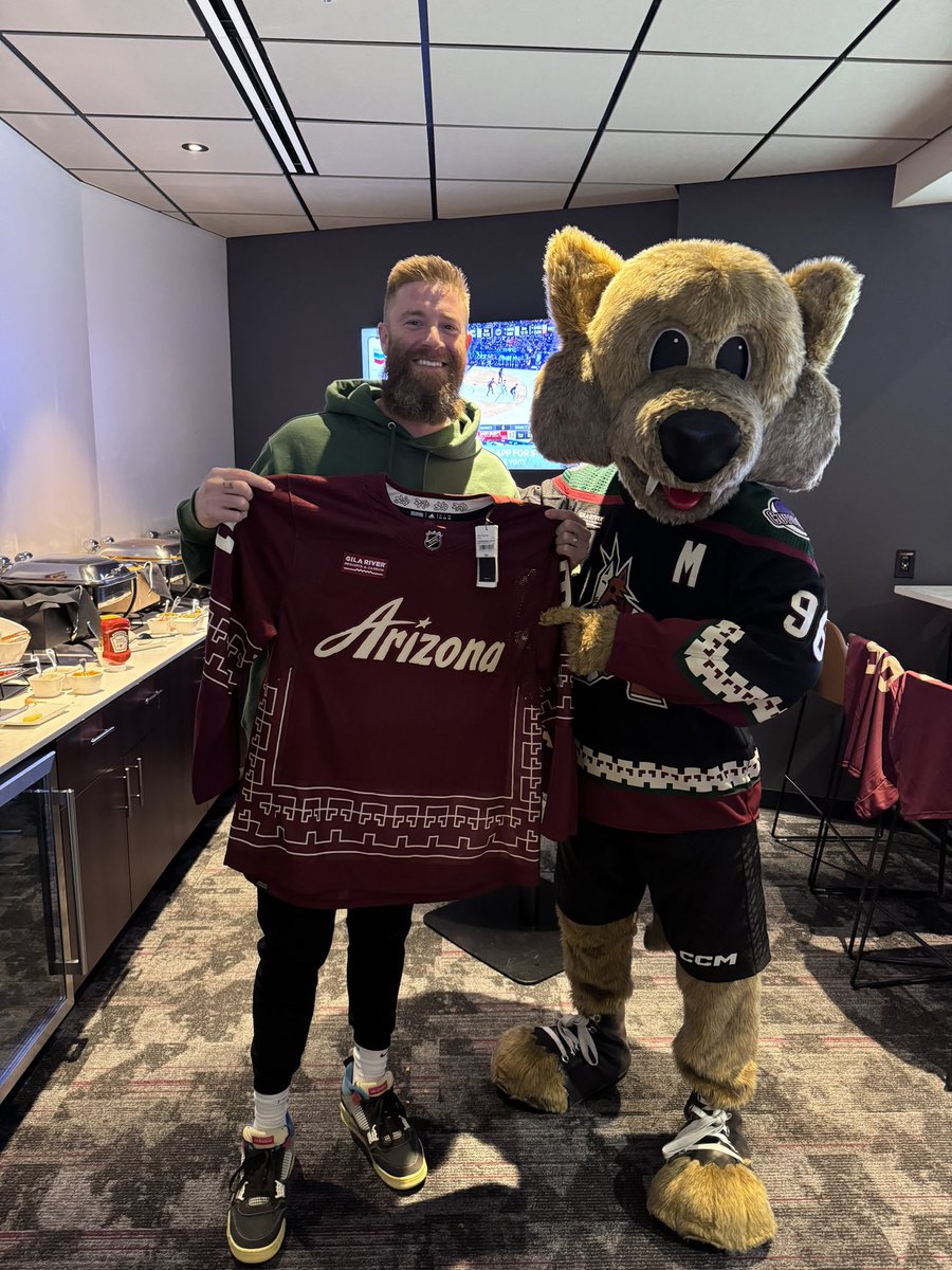 Special delivery!! LFG!! 🥅 
<a href="/ArizonaCoyotes/">Arizona Coyotes</a>  <a href="/HowlerCoyote/">Howler the Coyote</a>