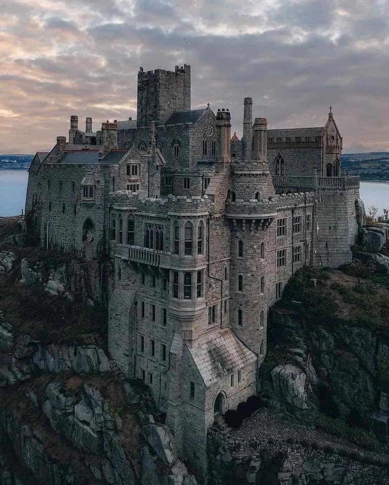 LampsOfValar's tweet image. St. Michael's Mount, located off the coast of Marazion in Cornwall, England