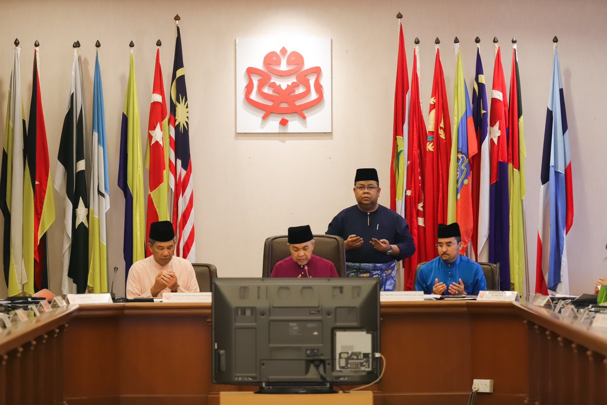 tzafrul_aziz's tweet image. Mesyuarat MKT UMNO adalah medan bagi pucuk pimpinan UMNO berbincang dan berkongsi pandangan dalam mencapai kata sepakat bagi sesuatu perkara.

Alhamdulillah, mengambil berkat bulan Ramadan, semuanya dapat disimpulkan dengan harmoni.

UMNO. Bersatu. Bersetia. Berkhidmat.

#UMNO