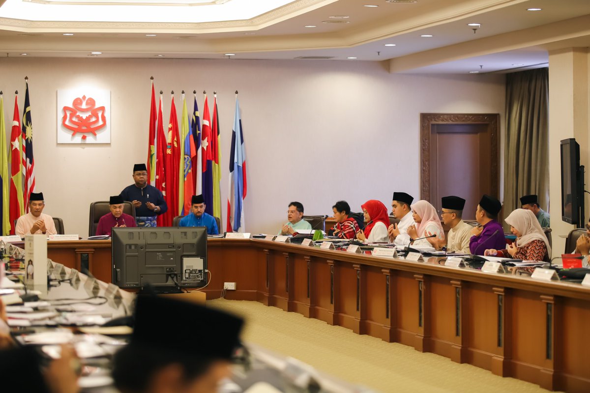 tzafrul_aziz's tweet image. Mesyuarat MKT UMNO adalah medan bagi pucuk pimpinan UMNO berbincang dan berkongsi pandangan dalam mencapai kata sepakat bagi sesuatu perkara.

Alhamdulillah, mengambil berkat bulan Ramadan, semuanya dapat disimpulkan dengan harmoni.

UMNO. Bersatu. Bersetia. Berkhidmat.

#UMNO