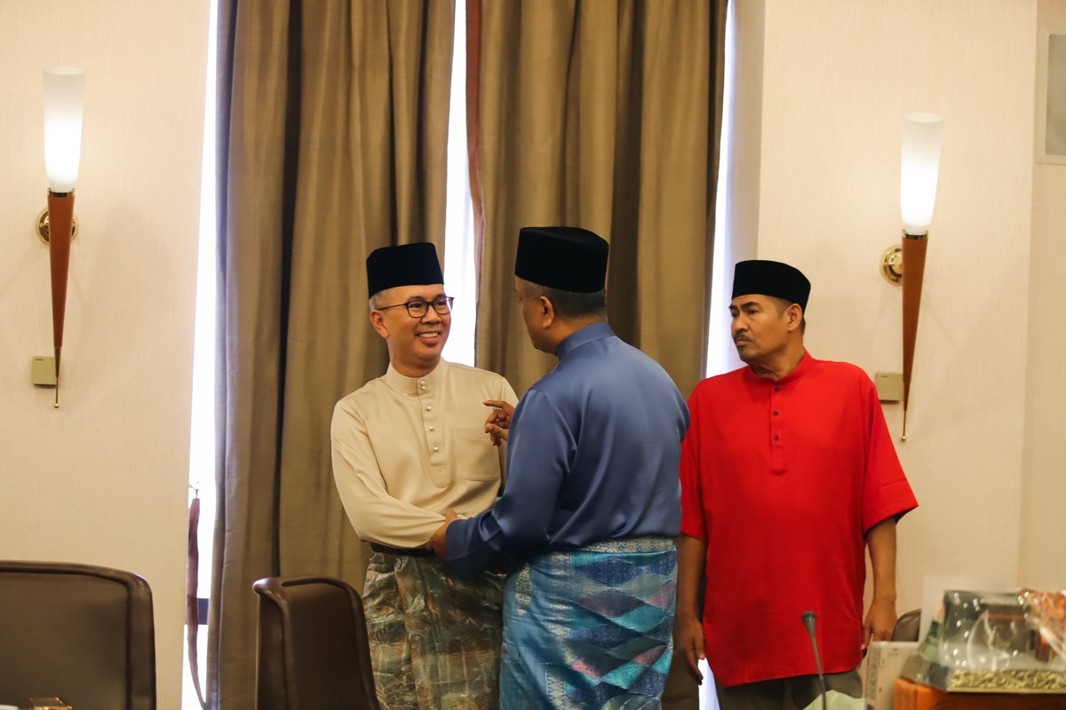 tzafrul_aziz's tweet image. Mesyuarat MKT UMNO adalah medan bagi pucuk pimpinan UMNO berbincang dan berkongsi pandangan dalam mencapai kata sepakat bagi sesuatu perkara.

Alhamdulillah, mengambil berkat bulan Ramadan, semuanya dapat disimpulkan dengan harmoni.

UMNO. Bersatu. Bersetia. Berkhidmat.

#UMNO