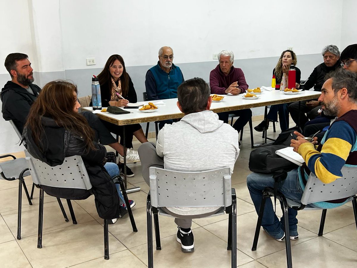Maiteluque's tweet photo. Me reuní con vecinos y referentes de instituciones del barrio Juan XXIII, con quienes hablamos sobre las problemáticas que afectan al sector en general y en particular a esas instituciones intermedias que cumplen un papel social fundamental. (+) https://t.co/4sFSCo5ng0