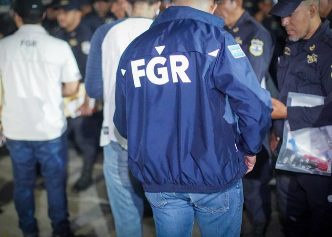 #Nacionales| Fiscalía ordena captura de 22 integrantes de una red de narcotraficantes.
 #DLP #OrdenDeCaptura #ElSalvador
 ⬇️
 lc.cx/bs-GhB