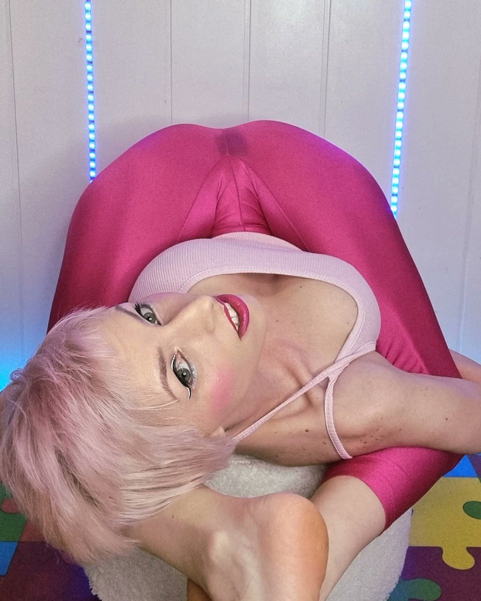 rozy_is_crazy's tweet photo. Let's enjoy together a nice #pretzel #flexible #crazyrozy #Smile #weekendvibes #weekendfun #funkyfriday #Funday #legs #Feet #legsbehindhead #Flexibility https://t.co/IArufMMaQJ