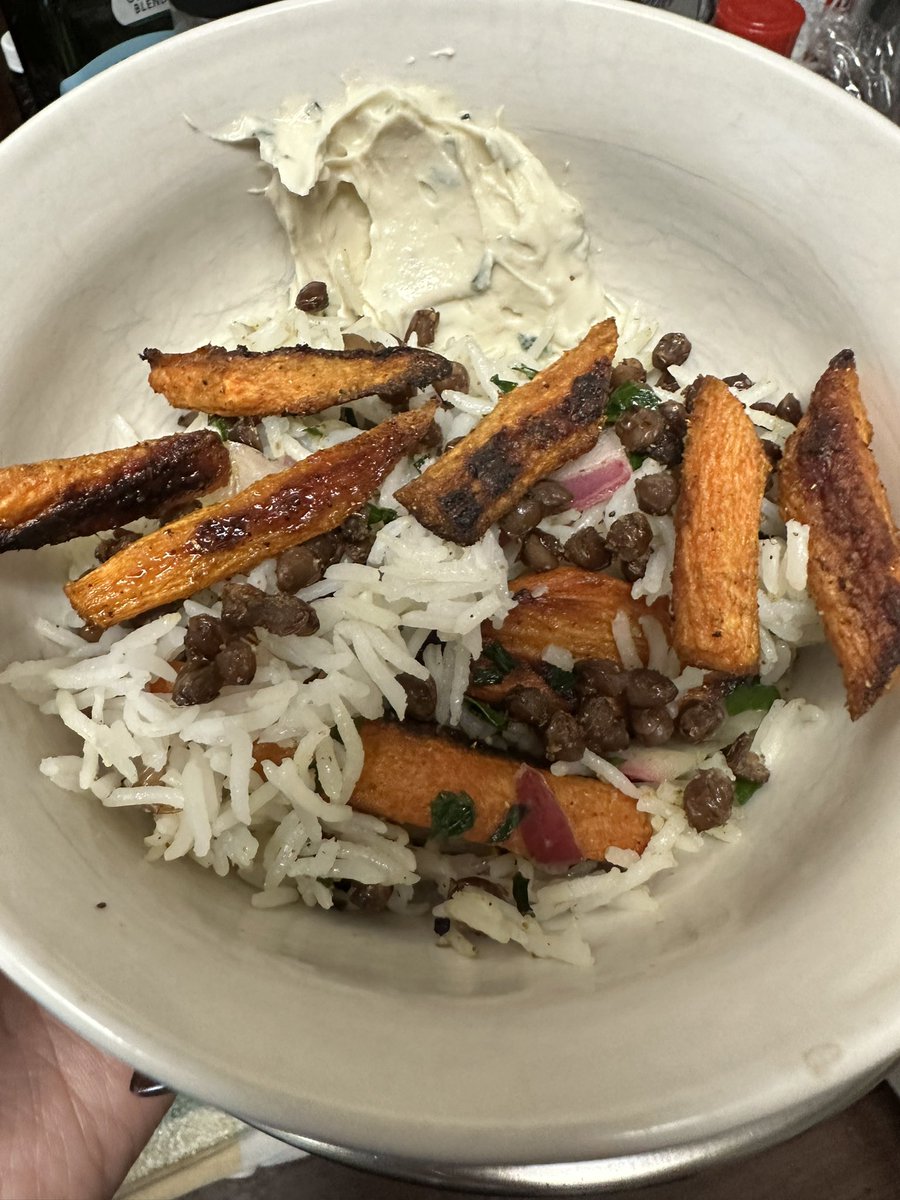 Step 1. Place tahini sauce smear. Step 2. Add warm rice salad. (With marinated red onions, roasted carrots and lentils, w coriander, curry, garlic, lemon, parsley and chives) Step 3. Add more roasted carrots and lentils on top.