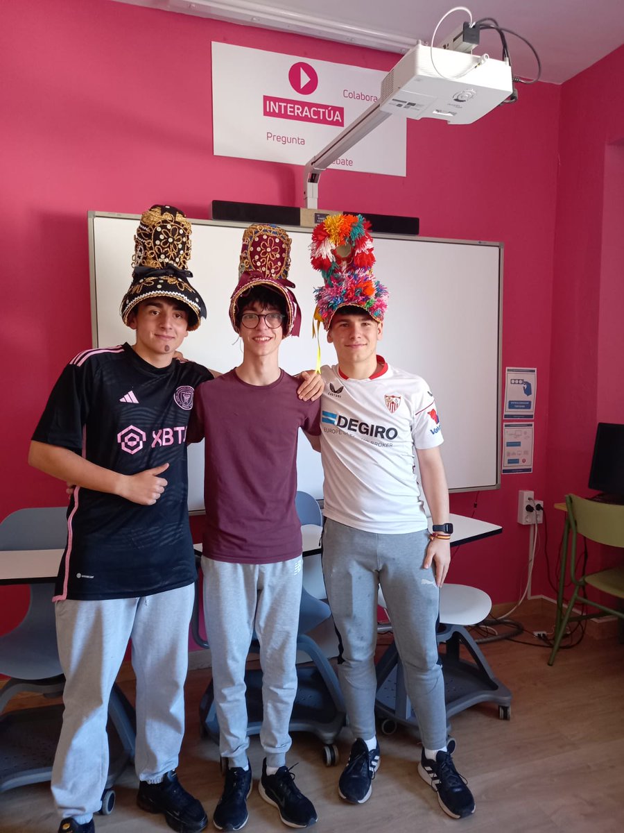 erasmusplusmon1's tweet photo. Miércoles. Hemos pasado el día en Montehermoso. Nuestros "correspondants" han asistido a clase con nosotros. Después del recreo hemos realizado un taller de tortilla de patatas. Hemos comido en el instituto y hemos rematado la jornada con un taller sobre la gorra montehermoseña. https://t.co/WDicfL5GXj