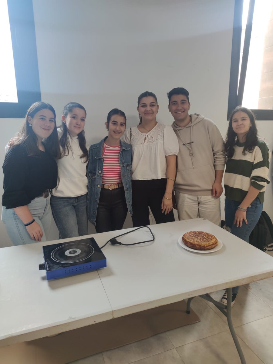 erasmusplusmon1's tweet photo. Miércoles. Hemos pasado el día en Montehermoso. Nuestros "correspondants" han asistido a clase con nosotros. Después del recreo hemos realizado un taller de tortilla de patatas. Hemos comido en el instituto y hemos rematado la jornada con un taller sobre la gorra montehermoseña. https://t.co/WDicfL5GXj