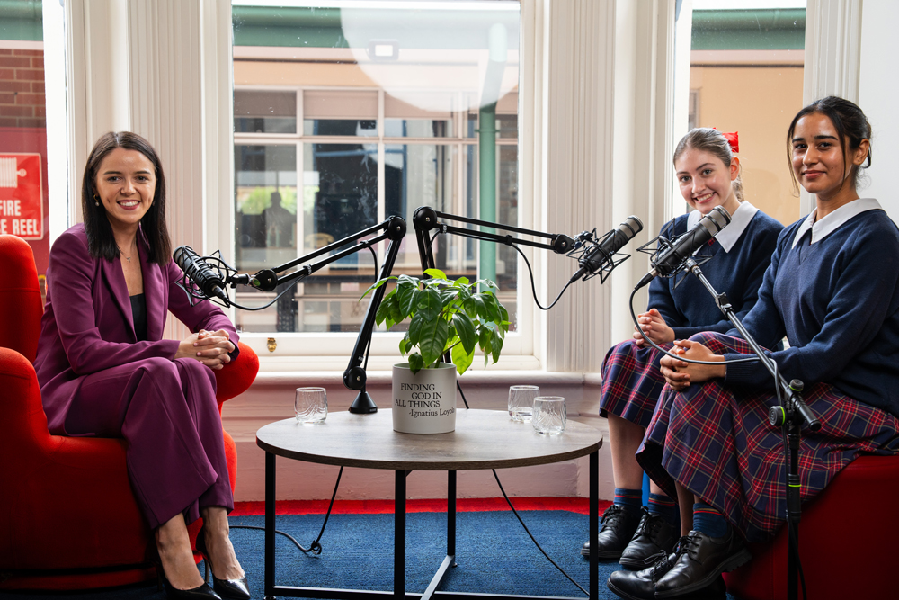 🗣🎙 Saint Ignatius’ College, Adelaide alumna @OliviaSavvas the youngest member of the South Australian Parliament, was the guest on the 1st episode of a student podcast, ‘Ignatius Talking’. 👉 jesuit.org.au/dreaming-boldl… Photo by Saint Ignatius' College, Adelaide #societyofjesus