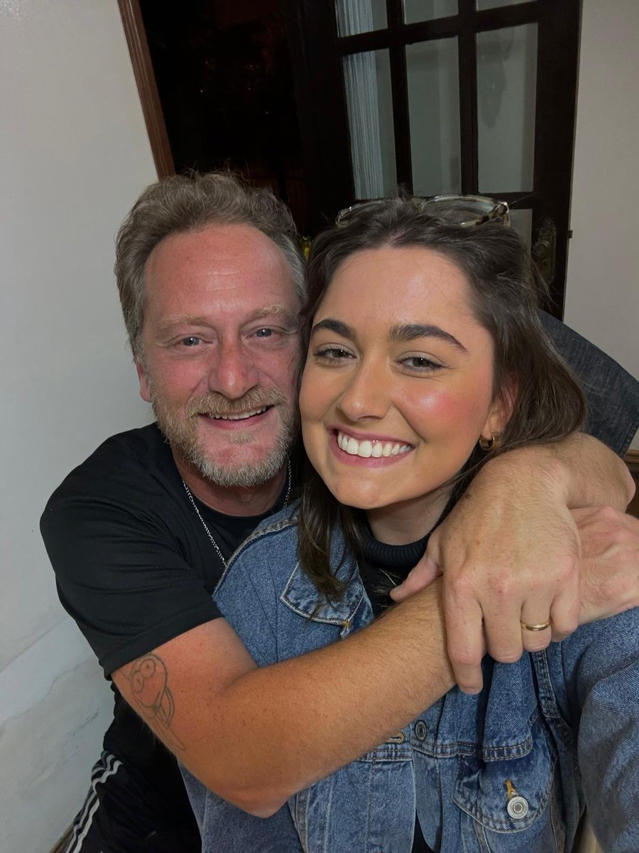 RafaSchuler's tweet photo. Nada como ter a minha pequena grande menina Sofia de volta em casa depois de passar 10 meses em Sidney, na Austrália.

Eu que fiz! 🙏❤️🙃🎸 https://t.co/PHhumJHcns