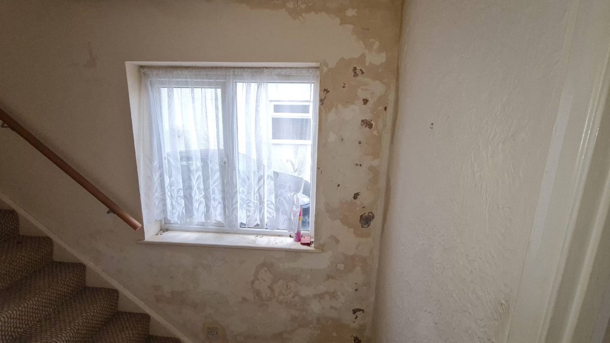 CamsureH's tweet image. Surveyor Geoff tackles complex damp case! High internal damp, cracked render, DPC trouble &amp;amp; blocked drains need fixing. #DampIssues #Surveying #PropertyProblems