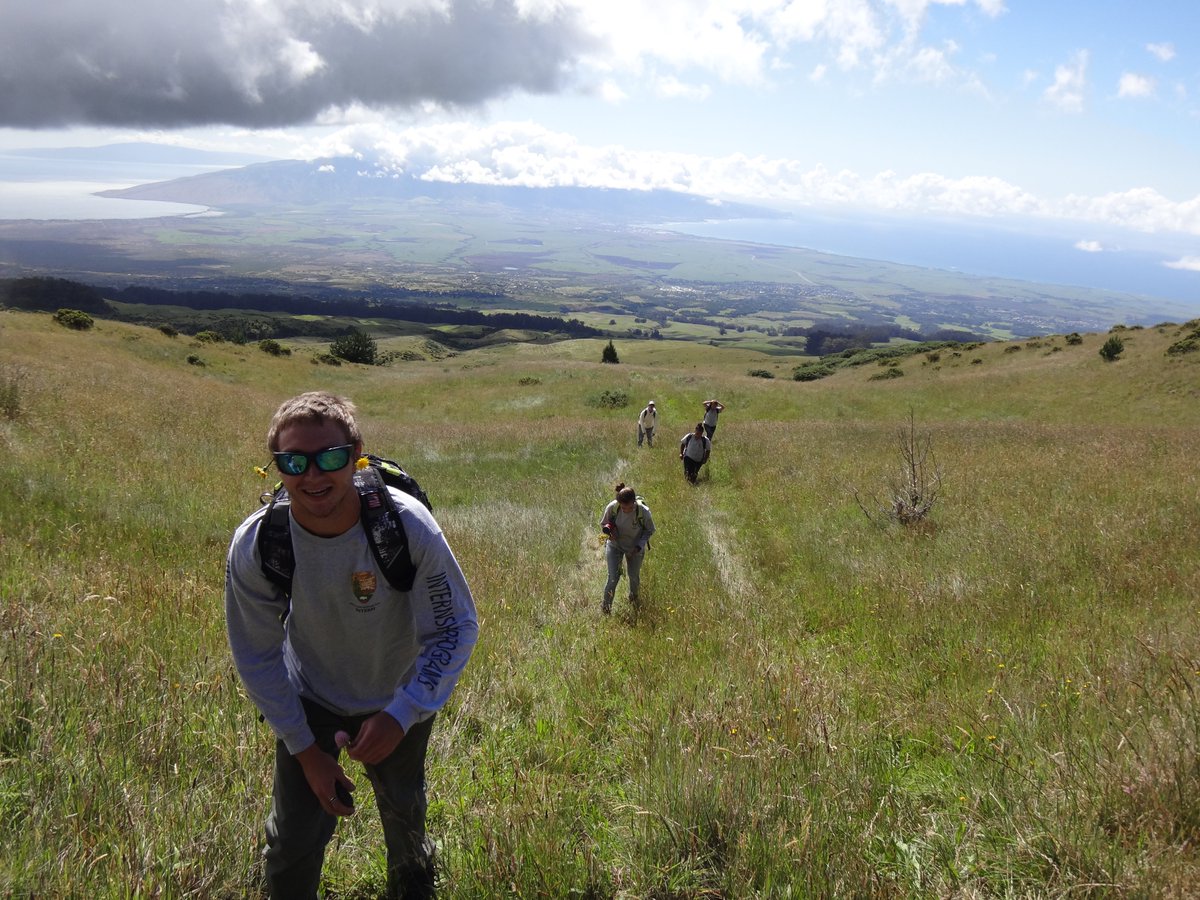 #FlashbackFriday to the views enjoyed by the 2014 HPPA-supported Poha Maile interns hiking on Haleakalā Volcano on the island of Maui. Did YOUR internship look anything like this? National parks internships tend to set a bar.
🤩
#hawaiiparks #parkprograms #HaleakalāNationalPark