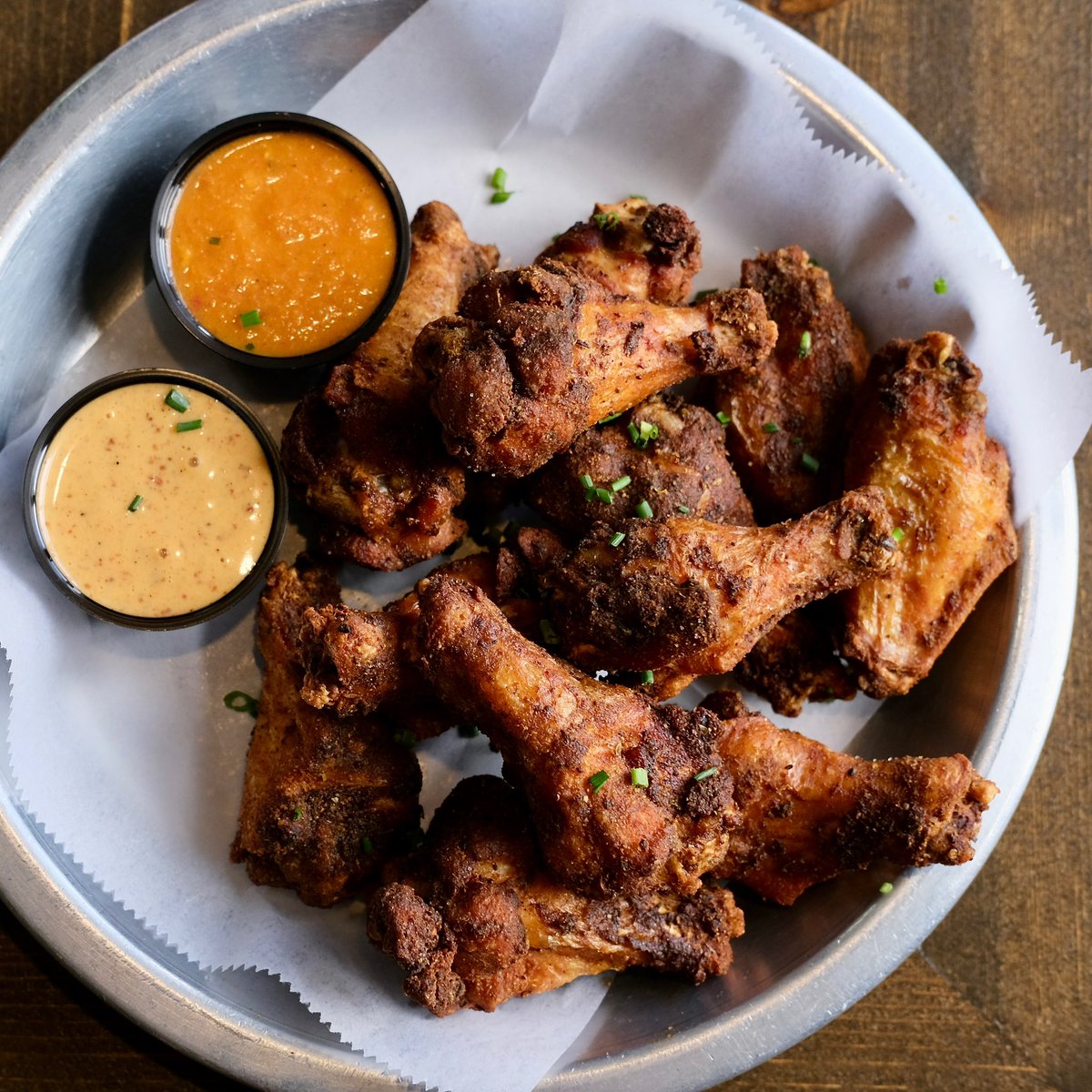 Wings. Dry rubbed and smoked. 📸 #chicago #chicagobars #chicagobarscene #wrigleyville #wrigleyvillechicago #lakeviewchicago #lakevieweast #photo #photography #chicagophotographer #wings #smokedmeats #delicious #foodphotography #foodphoto @Roadhouse66Chi