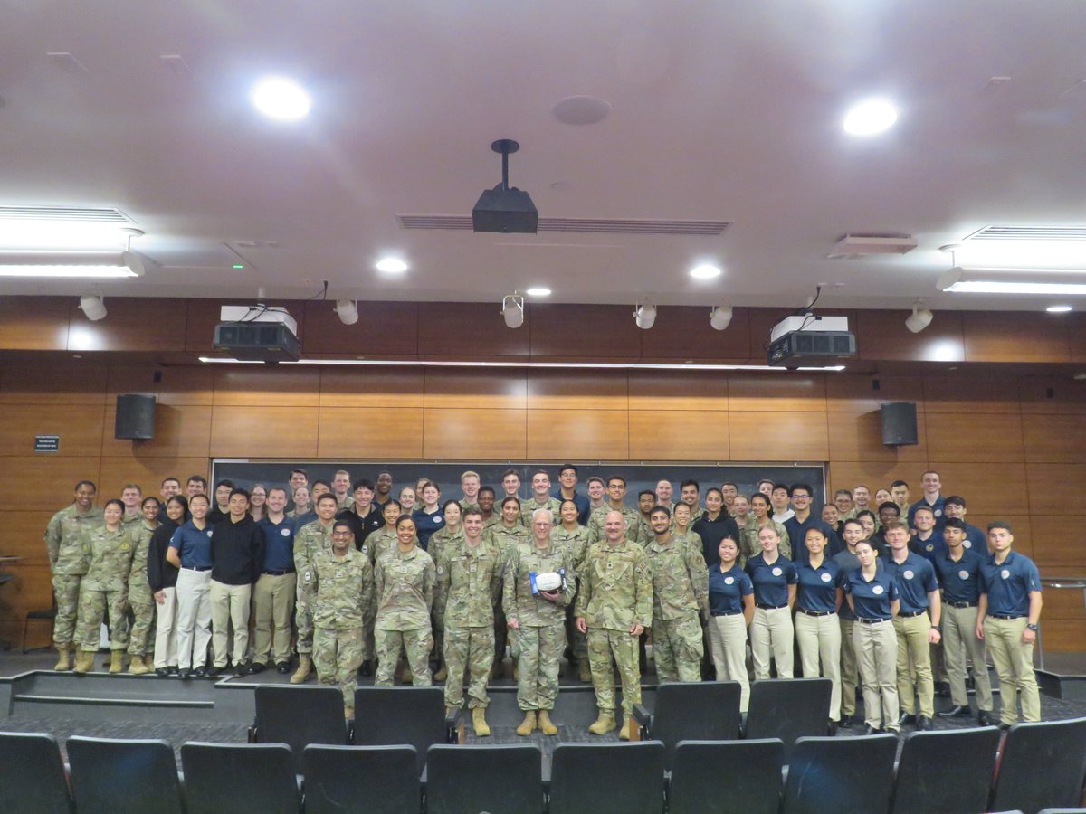 #SpaceSystemsCommand Commander Lt Gen Garrant visited #USC today to host a Q&A with AFROTC Detachment 060 cadets about Space Force and military service. He also met w/ USC officials about the school’s participation in #USSF’s University Partnership Program.  #FightOn #WhyIServe