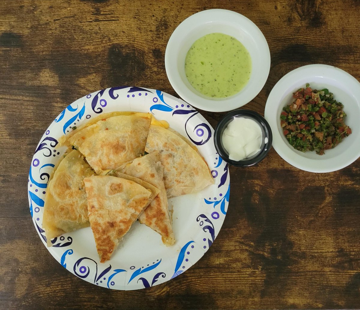 NikkiesKitchen's tweet image. Friday's here - weekend kickoff or end-of-week exhaustion? No dinner plans? Try my meal prep hack: cooked chicken, sautéed veggies, and southwest spice for fajitas, then leftover mix for quesadillas tonight! What are your go-to weeknight dinner hacks? 
#WeeknightWins #EasyDinner