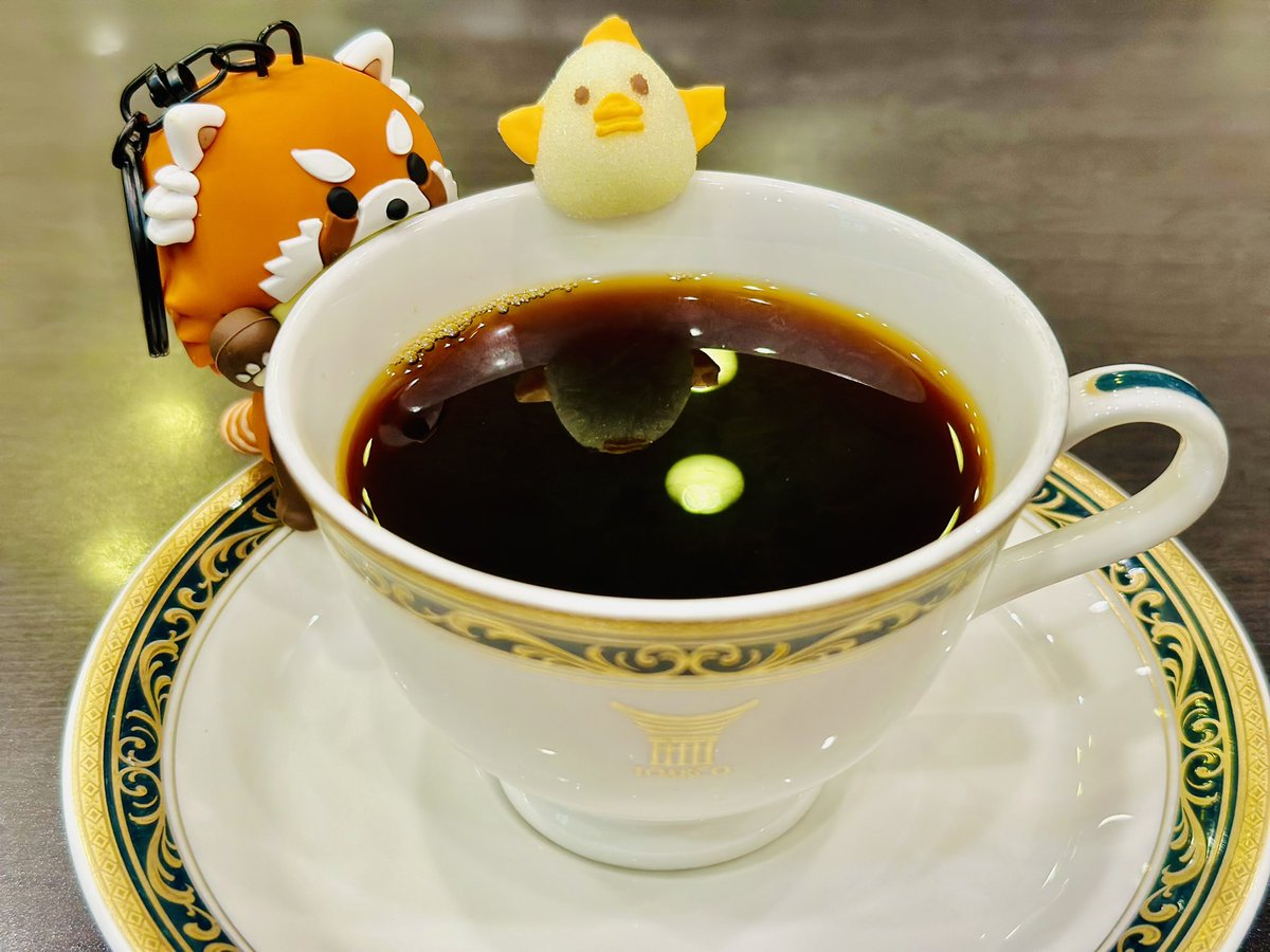 HydeAKIO's tweet image. おはようございます。
朝名古屋についてぴよりんへ行ってきました。期間限定さくらサンデー可愛い✨
中にお餅入ってて美味しかった😋
コーヒーに興味あるhydeさんとベベちゃん！笑
コーヒーにぴよりんと少しhydeさんとベベちゃん写ってて可愛い(*´ω｀*)
#ぴよりん #ラルク #UNDERGOUND