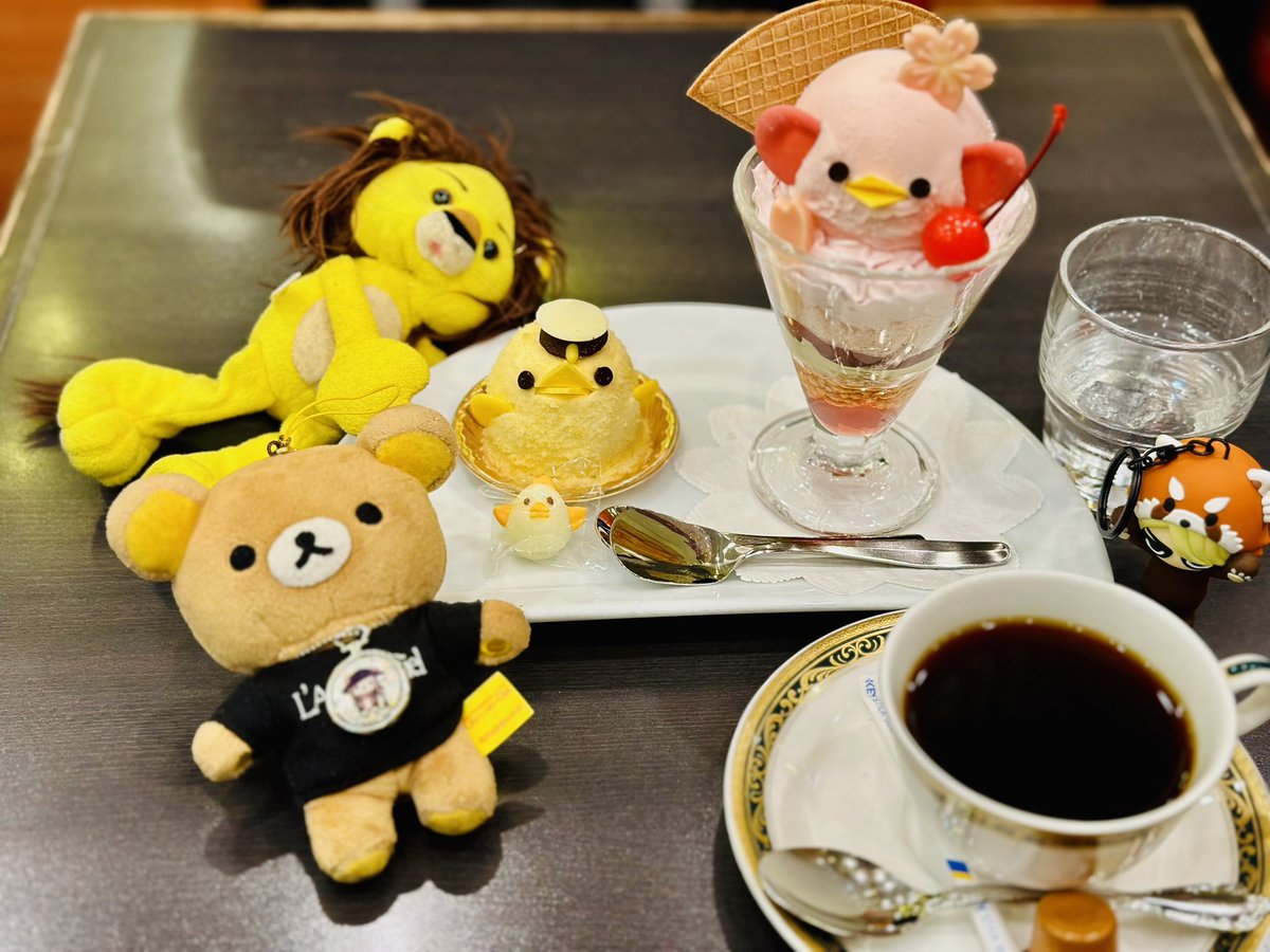 HydeAKIO's tweet image. おはようございます。
朝名古屋についてぴよりんへ行ってきました。期間限定さくらサンデー可愛い✨
中にお餅入ってて美味しかった😋
コーヒーに興味あるhydeさんとベベちゃん！笑
コーヒーにぴよりんと少しhydeさんとベベちゃん写ってて可愛い(*´ω｀*)
#ぴよりん #ラルク #UNDERGOUND