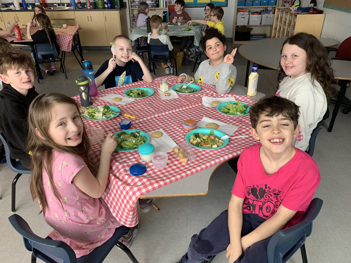 ms_petten's tweet photo. Big smiles, full bellies and trying new things. We were so excited to sample the lettuce we’ve watched grow in our little classroom garden! 🥗 @AdmiralsAcad_NL https://t.co/rEc4AWMkkZ