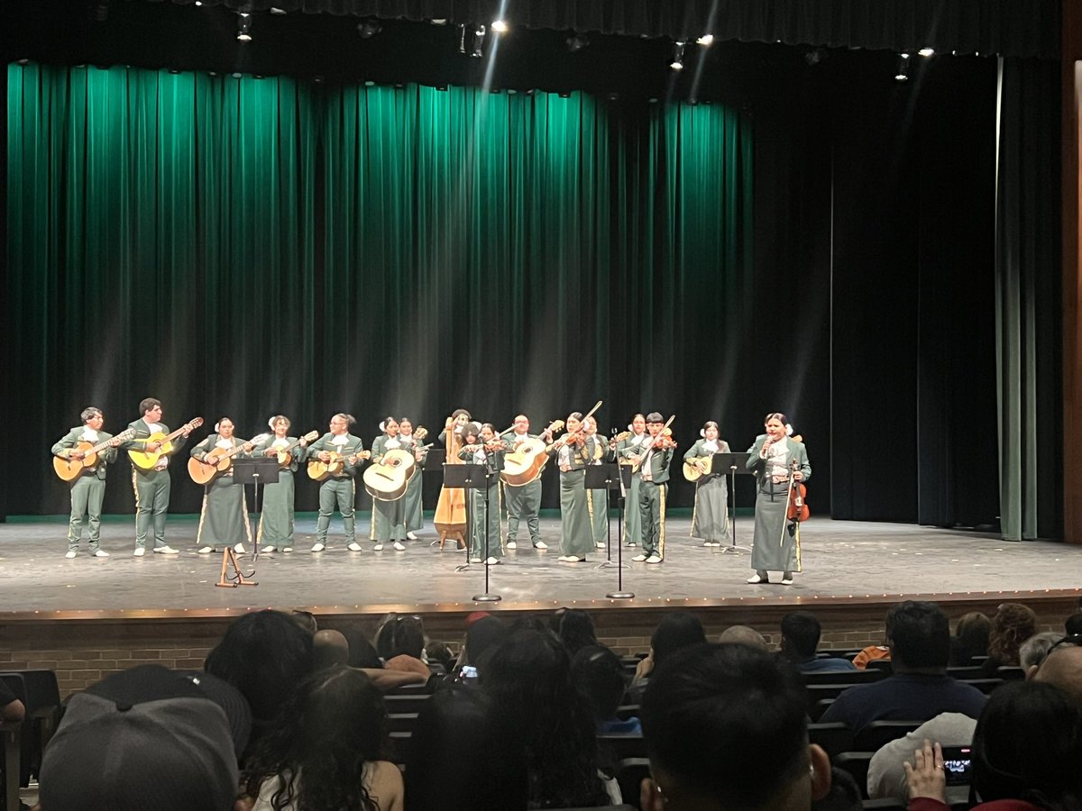 Kicking off the weekend with our amazing mariachis! 💚💛🎻 @NISDHolmes @nisd_nsite