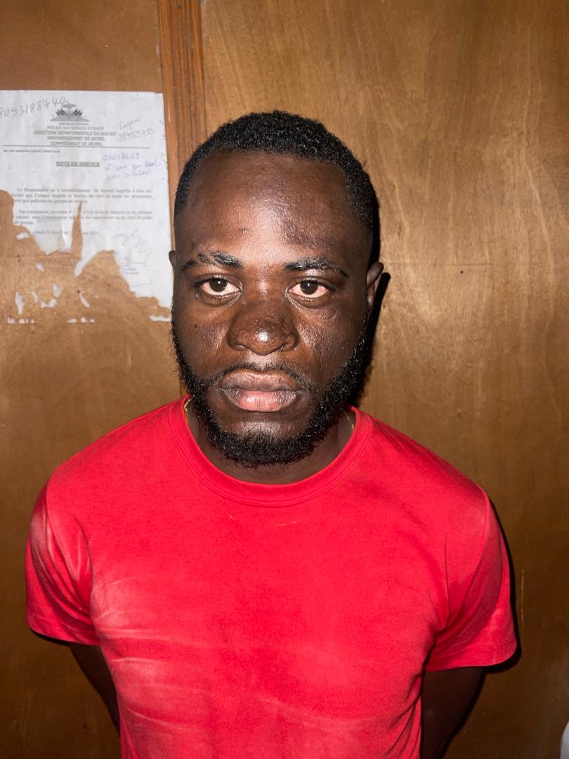 Radio_Metronome's tweet photo. L'évadé de prison Joseph Mackenson a été arrêté à Jacmel dans la nuit du 19 au 20 mars 2024. Ce dernier a été condamné au pénitencier national pour kidnapping, association de malfaiteurs et assassinat, selon Michaëlle Valescot, la porte-parole de la PNH-Sud-Est.#m3trinomehaiti https://t.co/FmFkec4Zfu