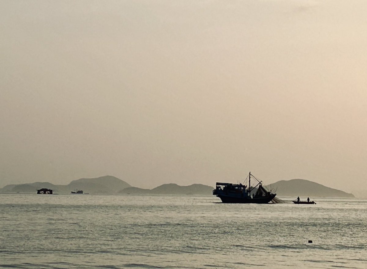 #fishing #fisherman #southchinasea #horizon #sea #water #documentaryphotography #eveninglight #lantau #lantauisland #islandlife #hongkong #hk