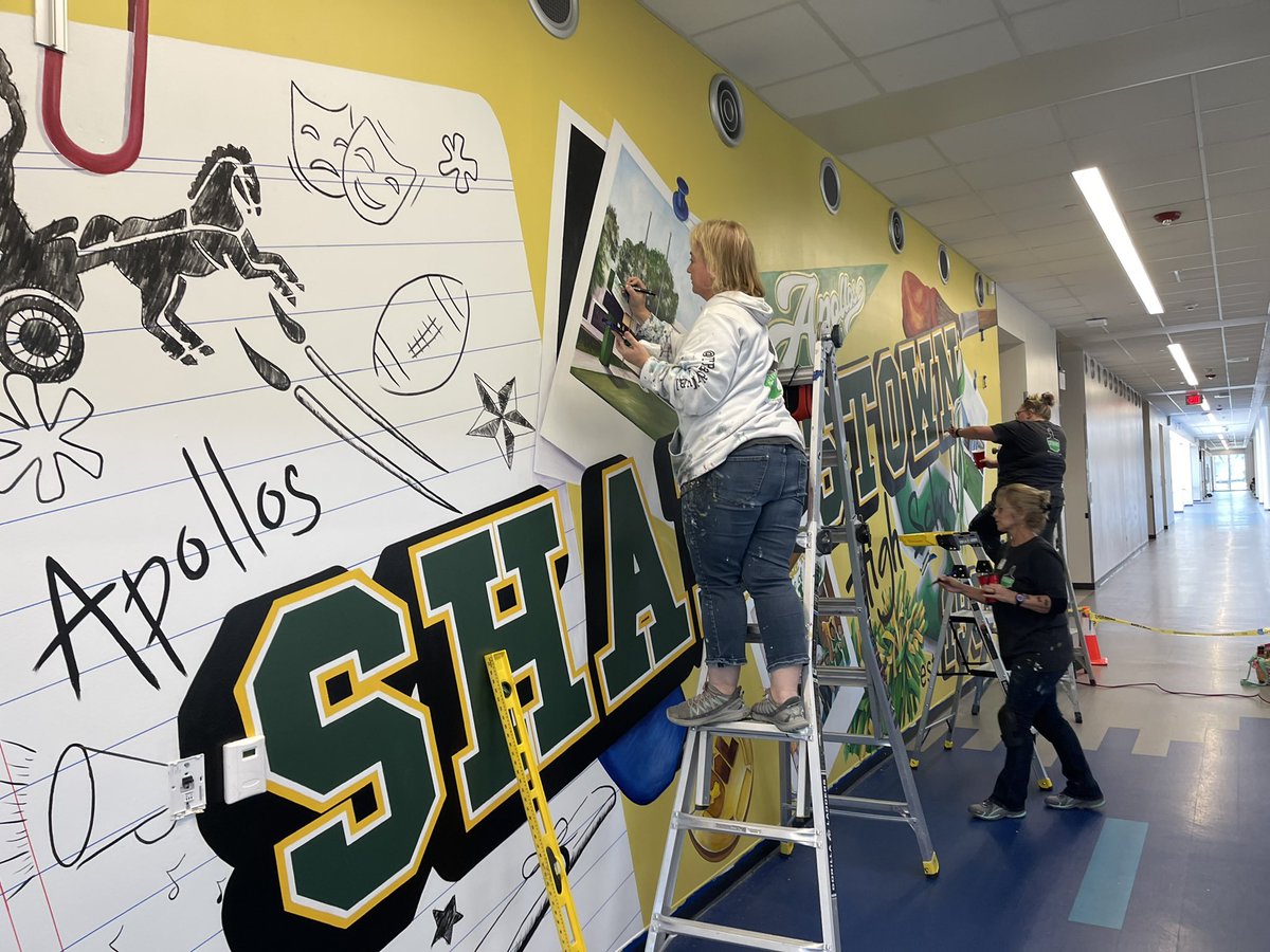 TBradleyMurals's tweet image. Well we didn’t finish today…we need one more day for the final details!! @Sharpstown_HS we hope you have enjoyed watching the progress and look forward to finished mural!! 💚💛💚