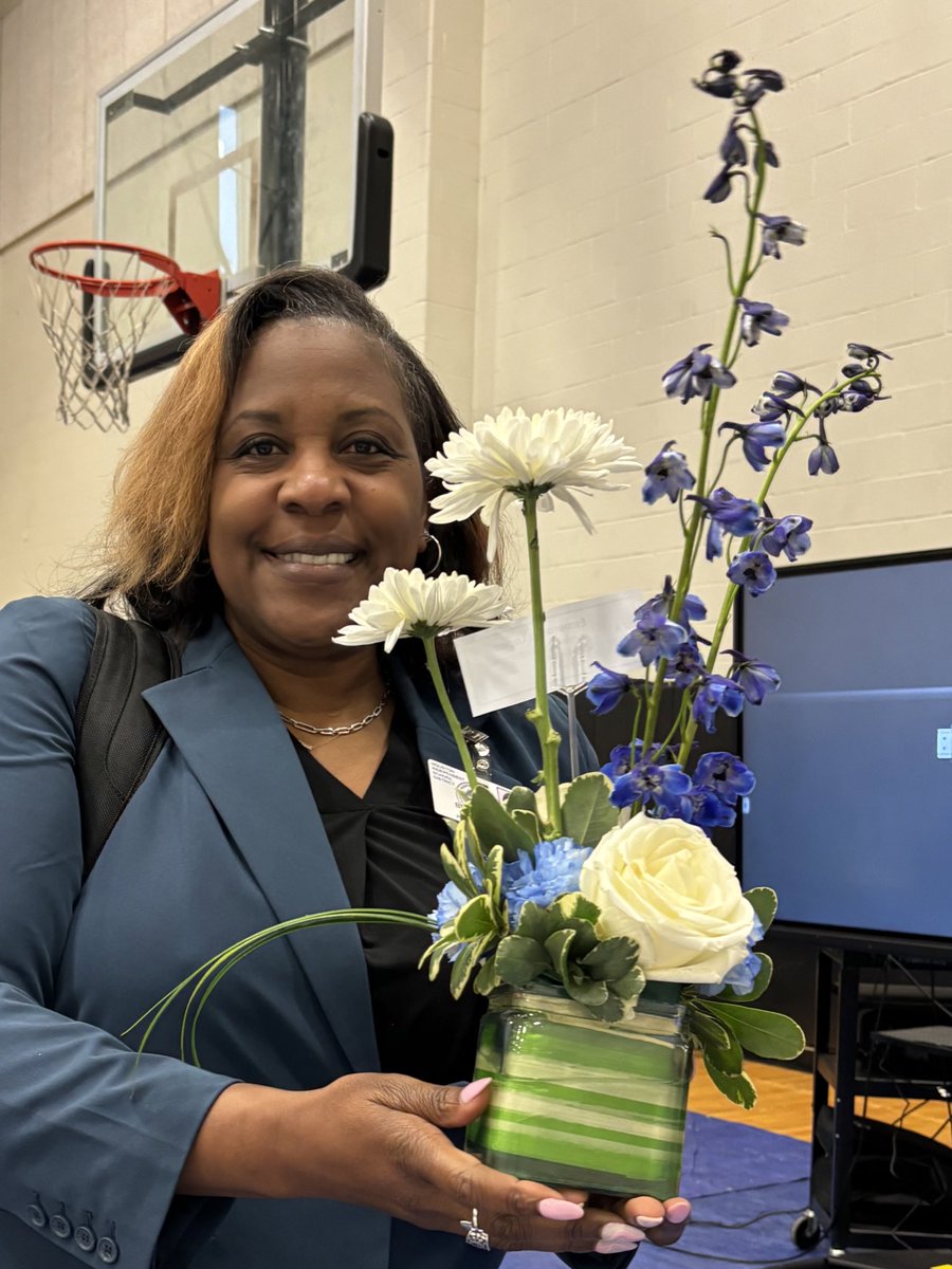 Our talented students @iamsharpstown created breathtaking floral arrangements that added a touch of elegance to this week’s @HISD_LPD Principal Academy meeting. Everyone wanted one!! @DrLauraStoutPMP @TJCotter #WestIsTheBest @TeamHISD