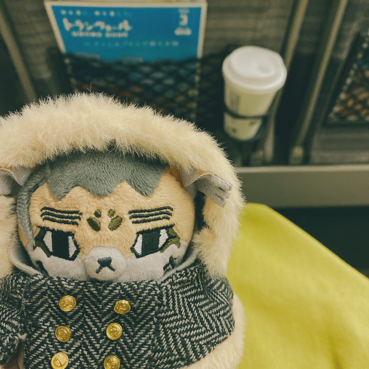 おめかしした(漸く着せてあげられた…良かった…！)フォゼ尾といっしょに、仙台へ行ってきます！今日ちょっと寒いみたいだからもふもふフード付きでちょうど良かったね！