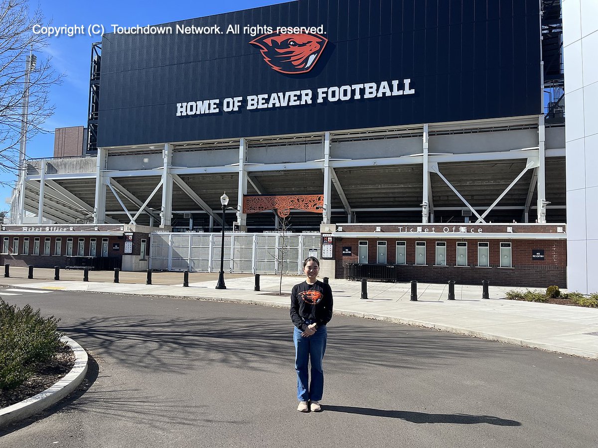 オレゴン州立大のホームは、キャンパスにあるリーサー・スタジアム。1953年に開場し4回の改装を経て、35,548人の観客収容数。NFLチームでアスレチック・トレーナーになるため勉強中の同大ジュニアの細川恵利さんの案内で訪問。