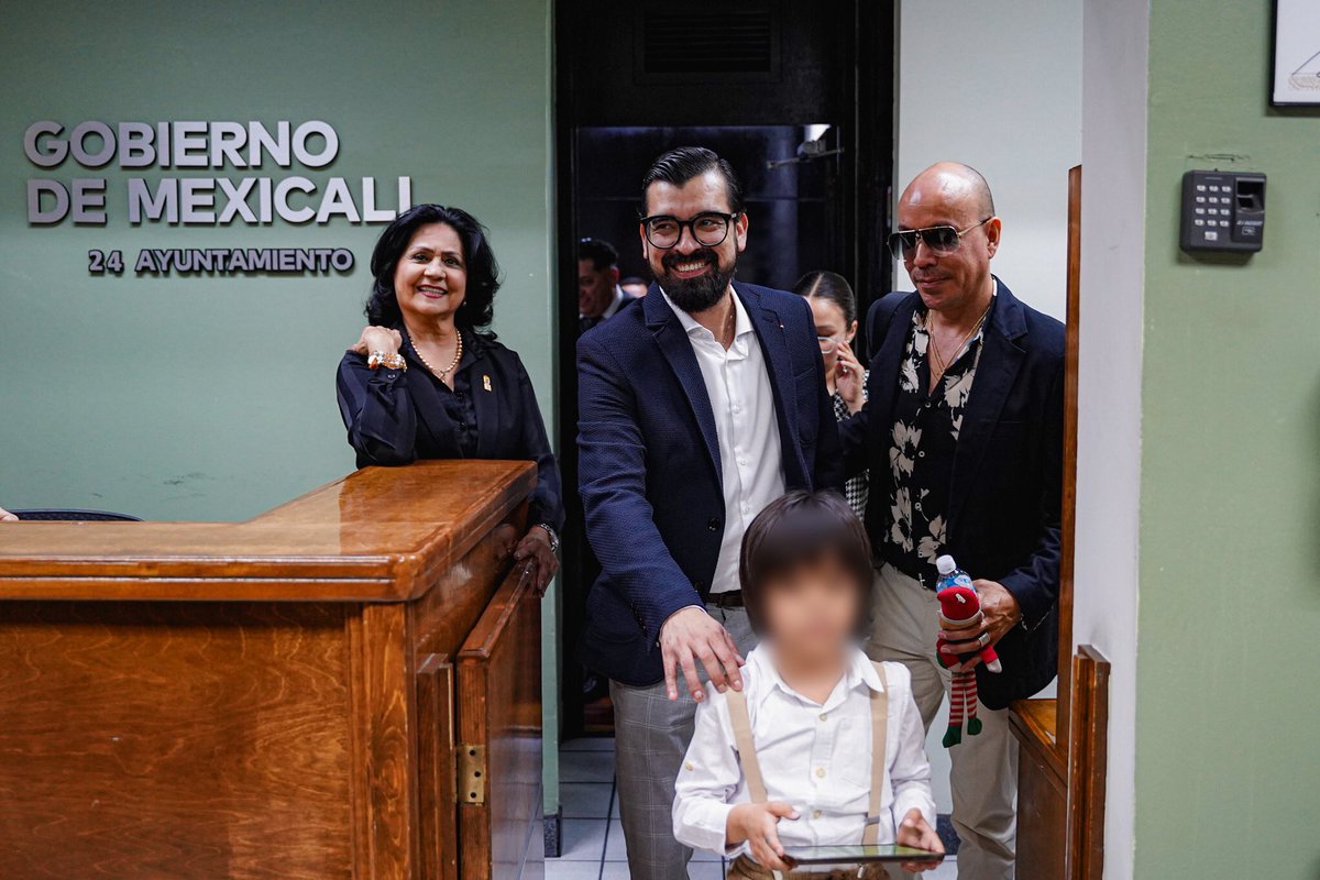 agencia_24mm's tweet photo. 📍Mexicali, Baja California.22/03/2024.-
Se concedió la primera #adopción a una familia #homoparental en #Mexicali, compuesta por Víctor y Fernando. Desde 2021, se les asignó la custodia de un menor llamado Santiago. Sin embargo, el proceso de formalización de la adopción no se completó hasta este año.
Fernando compartió que han hablado con Santiago sobre su situación y el niño incluso realiza #activismo en su escuela, pues comprenden que él tiene dos #papás y reconocen que las familias pueden tener diversas configuraciones #inclusivas.
📸Sergio Caro/Agencia 24mm