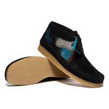 lcs_1221's tweet photo. John @john___squire wears Clarks Paradise Forest Weaver Boot - Black Wool #LGJS https://t.co/P0kCe6BttA