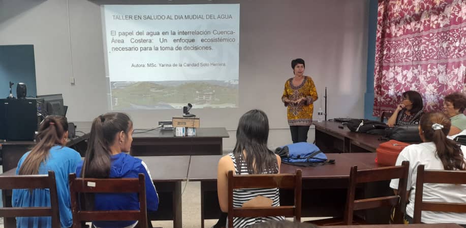 AnailisGonzlez1's tweet photo. Como parte de las actividades por el #DiaMundialDelAgua la delegada de Citma en Cienfuegos participó como ponente en Taller "La gestión del agua desde enfoques integrados" para #Tomadecisiones en Facultad de Ingieneria #MiCasaUCF https://t.co/OAA8bjIdaL