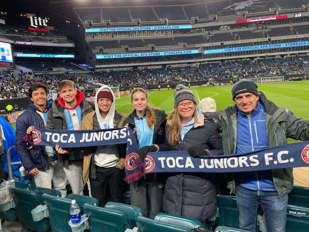 tocajuniorsfc's tweet photo. ⚽ TOCA presente en Philadelphia alentando a la @AFASeleccionEN
#Argentina vs #ElSalvador
🔵🔴 #WeAreToca #TOCA #tocajuniors #PLAYsimple #soccer #Futbol #Football #youthsoccer #boys #girls #PotomacMD #soccerfans #TOCAfans #TOCAnation #FutbolSimple #FriendlyMatch https://t.co/wwIYygWvhX