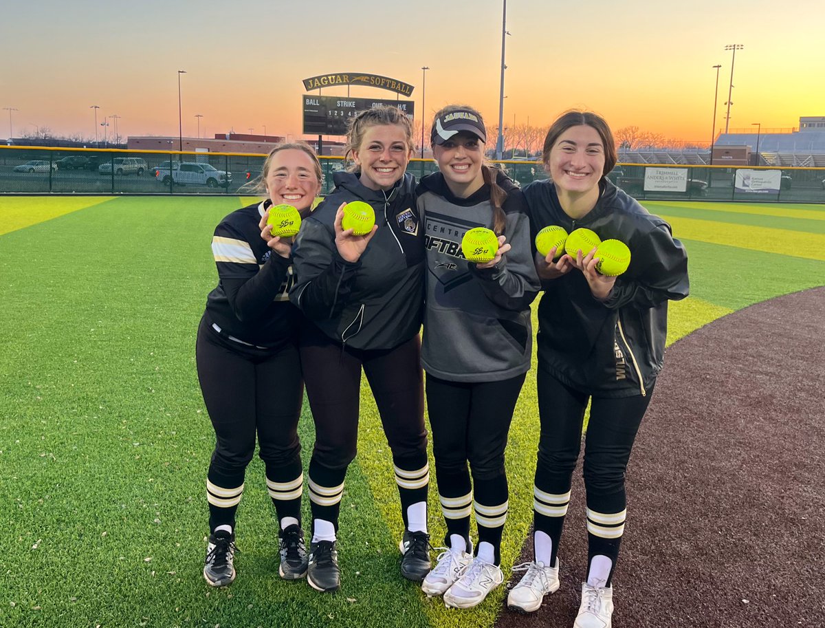 Bomb Squad in our Clean Sweep vs Newton tonight! #ACAllDay
Ellie Kucera -Jr 💣
Kelsey Barscewski -Fr 💣
@taylin_tabor -  Jr 💣
Izzy Wilson - Jr 💣💣💣