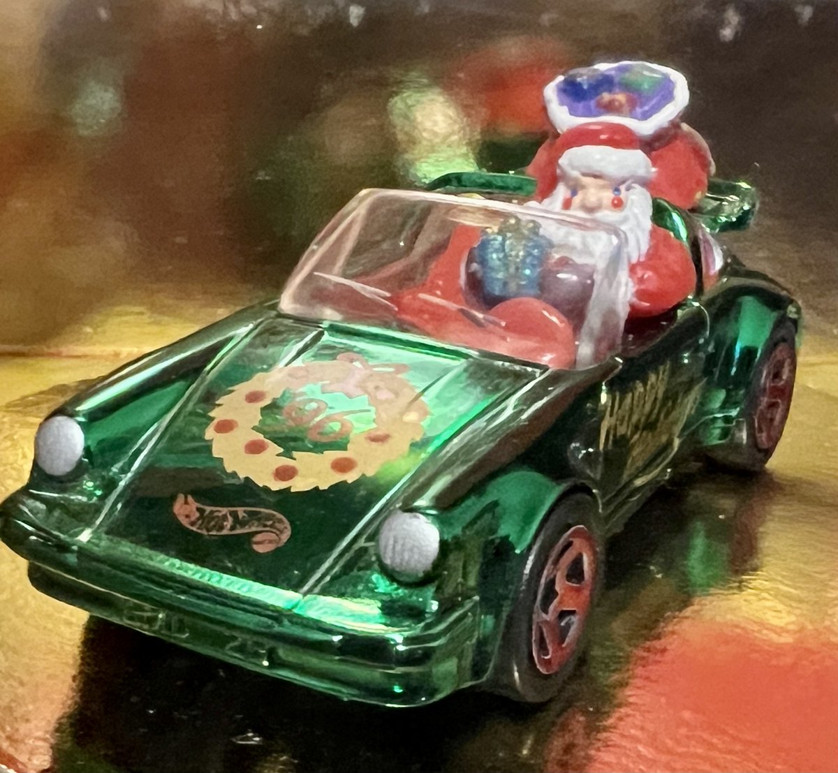 VINTAGE #HotWheels Holiday GREEN #PORSCHE911 TARGA w #SANTA Red 5 Spoke 1996 FREE SHIP

#vintagehotwheels #collectorsedition #mattel #collectibles #porsche #porscheTarga #holidayhotwheels #specialedition #vintagetoys #diecast #ebayfinds #giftable 

 ebay.com/itm/2665026032…