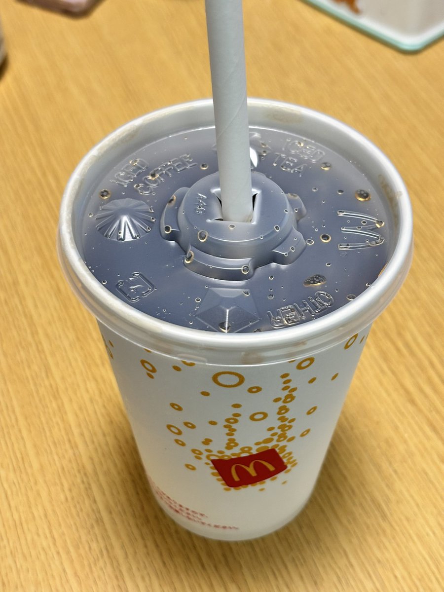 White_517's tweet photo. マックさぁ、蓋を紙にしてストロープラにすれば良いのに。。 https://t.co/I2877DuHpj