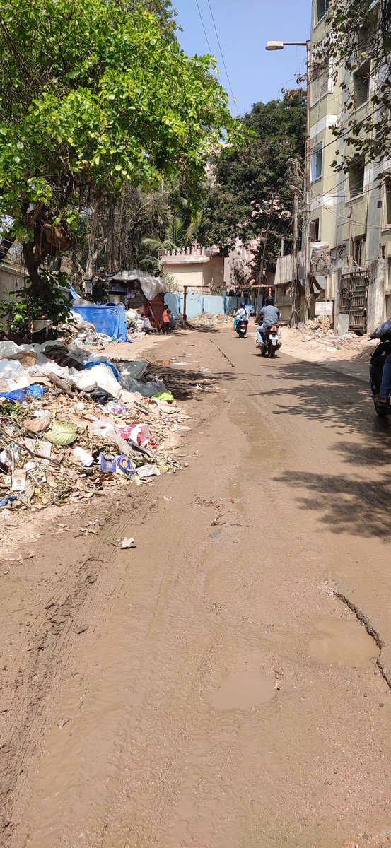 This is today's situation in #salarjung colny road connecting #nanalnagar & #tolichowki 
Crores spent recntly to lay sewerage pipeline n still sewerage flows on road, pathetic 
#Hyderabad @GadwalvijayaTRS @GHMCOnline @KiranMarella3 @HMWSSBOnline 
Don't know wat corporator doing ?