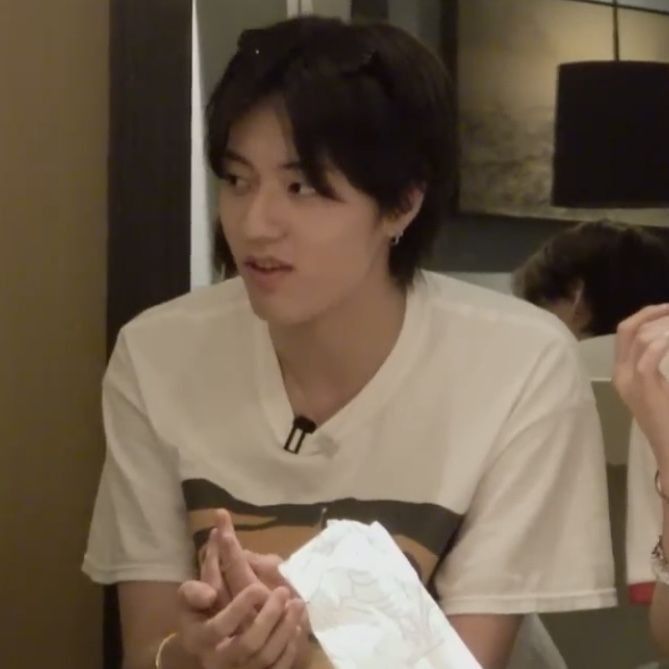 jevinoadr's tweet image. Kasian amat pagi pagi dah kena semprot letta wkwk suruh nyiram taneman malah adeknya disemprot pake selang, sigemblung🙂